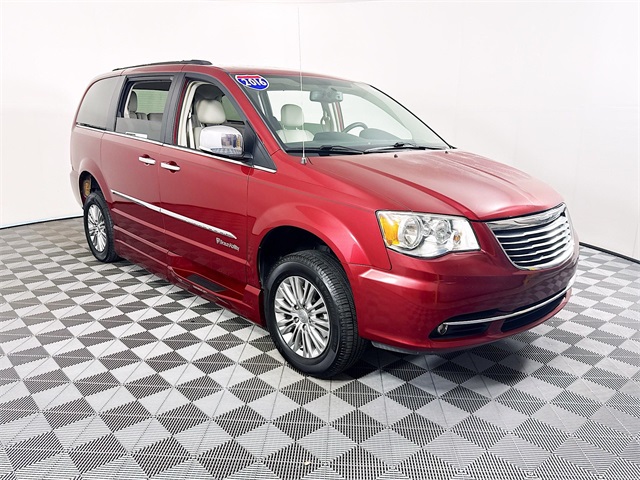 2016 Chrysler Town & Country Touring-L's photo