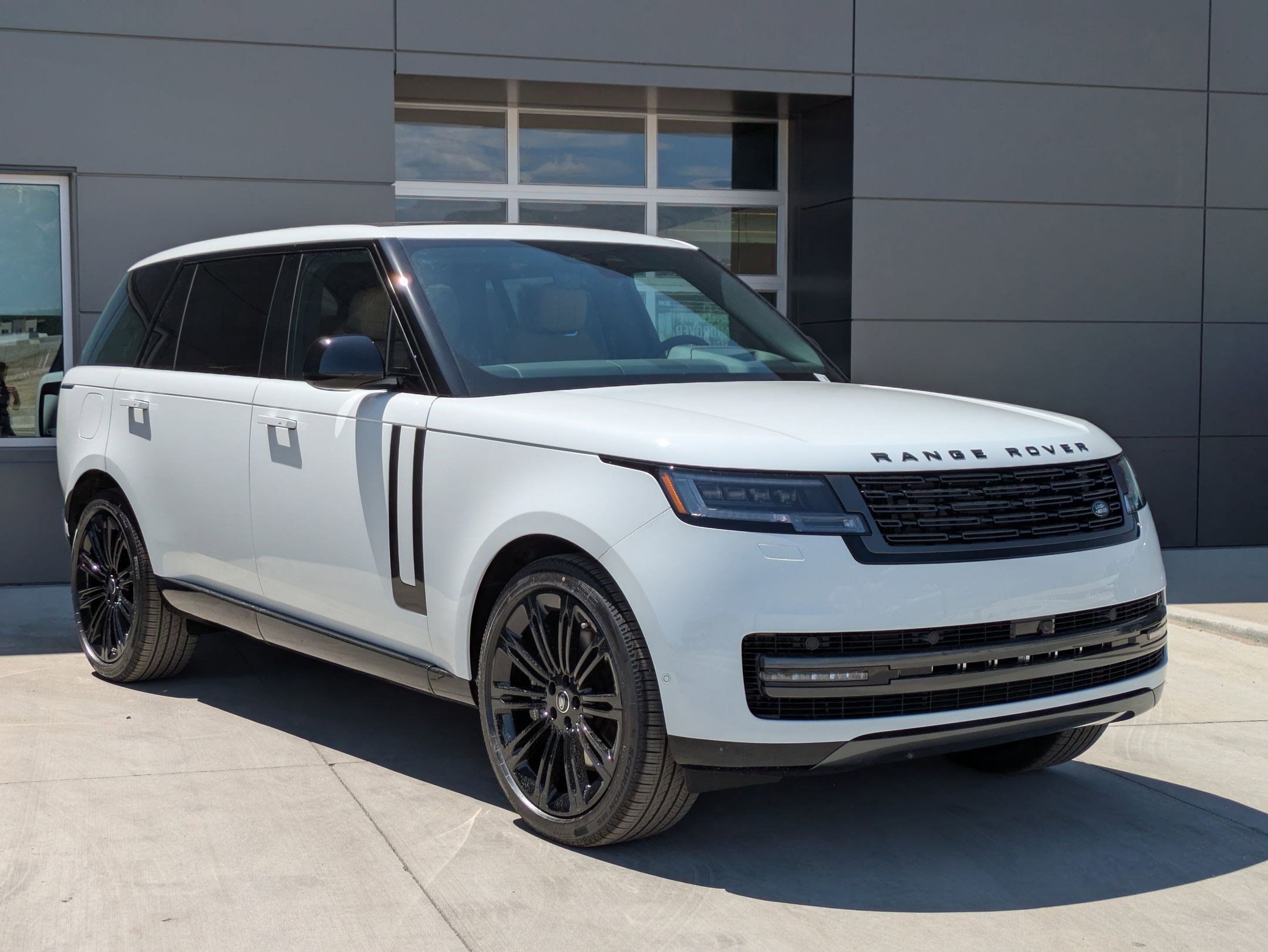 2025 Land Rover Range Rover SE photo 3