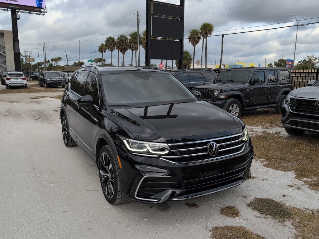 2023 Volkswagen Tiguan SEL R-LINE's photo