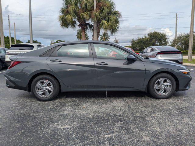 2025 Hyundai Elantra SE photo 3