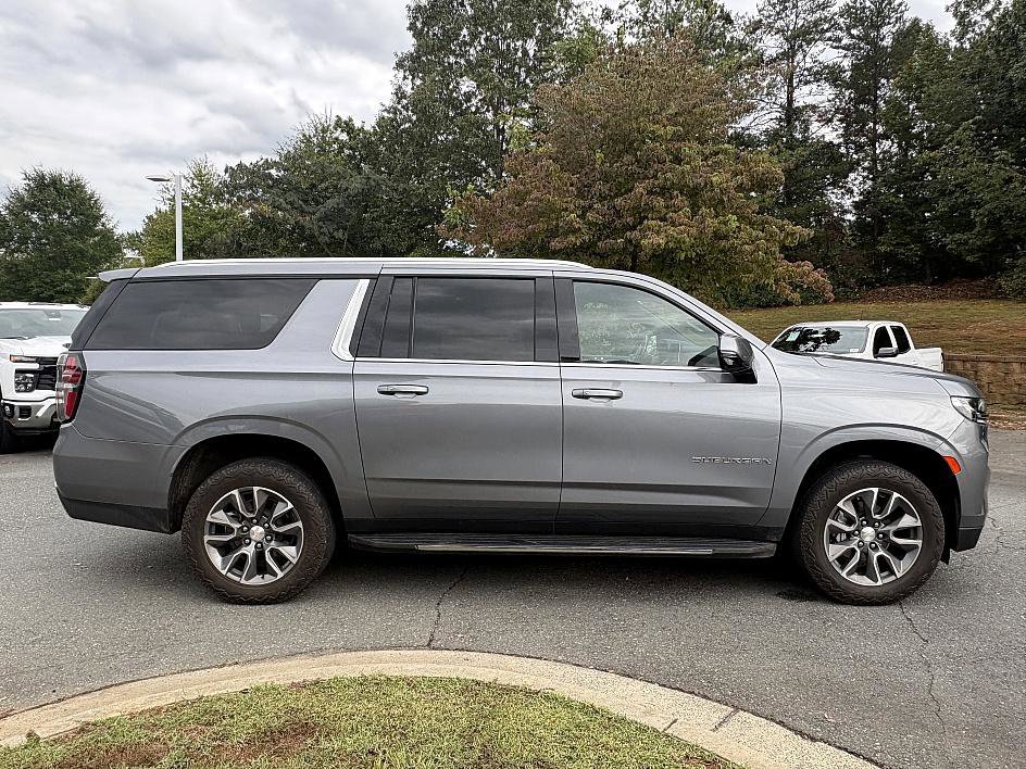 2022 Chevrolet Suburban LT photo 3