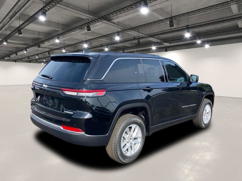 2025 Jeep Grand Cherokee Laredo X photo 2