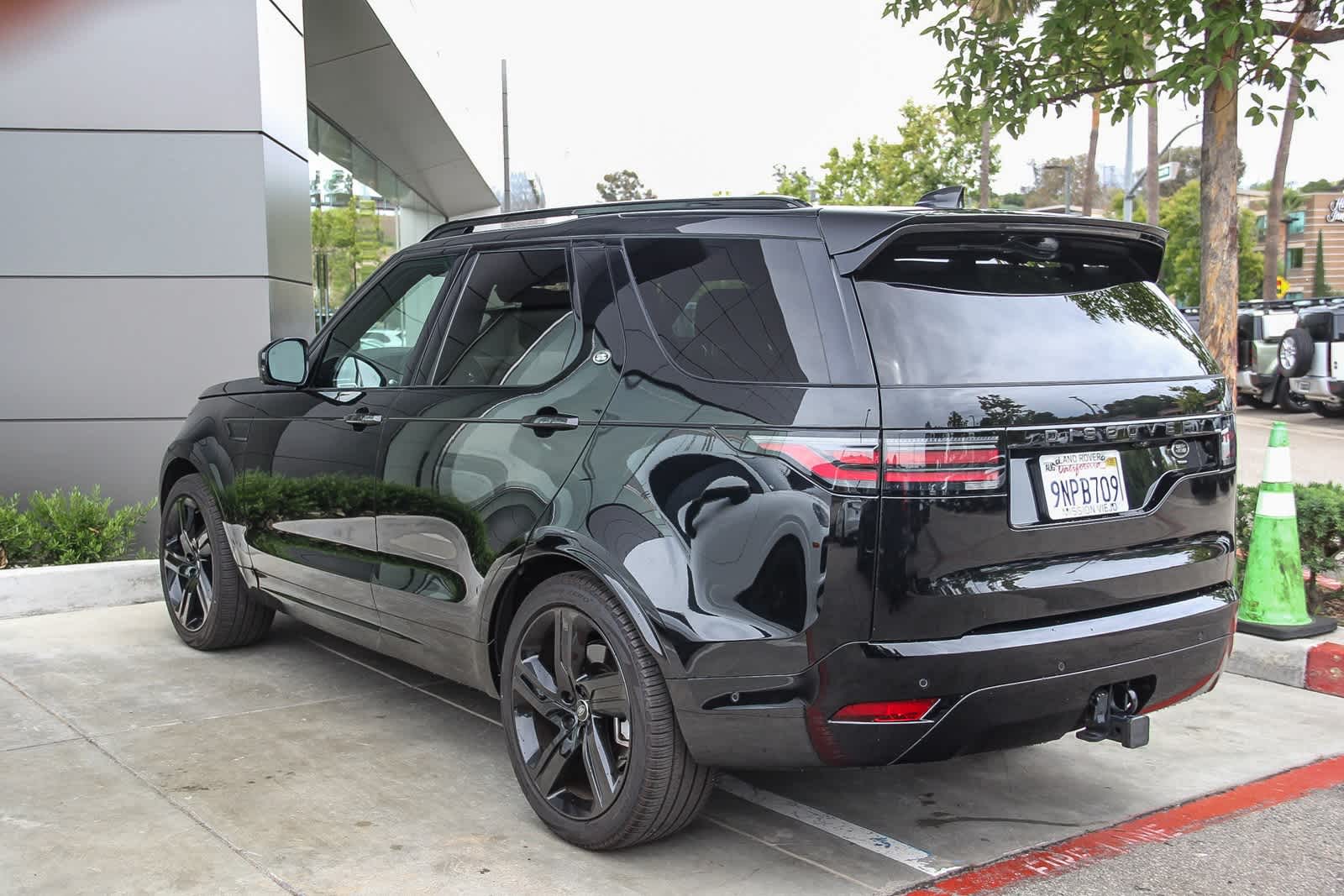 2023 Land Rover Discovery S R-Dynamic photo 4