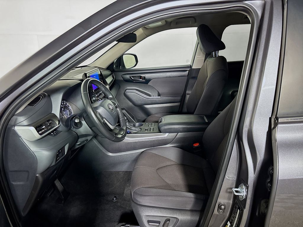 2024 Toyota Highlander LE photo 10