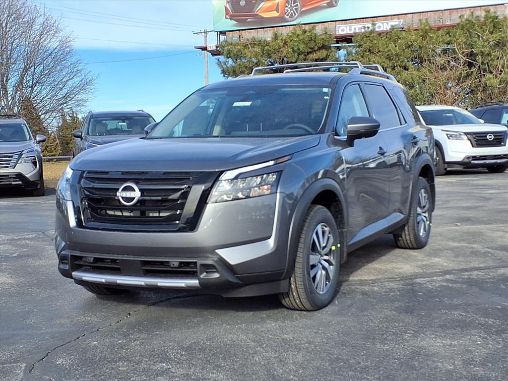 2025 Nissan Pathfinder SL's photo