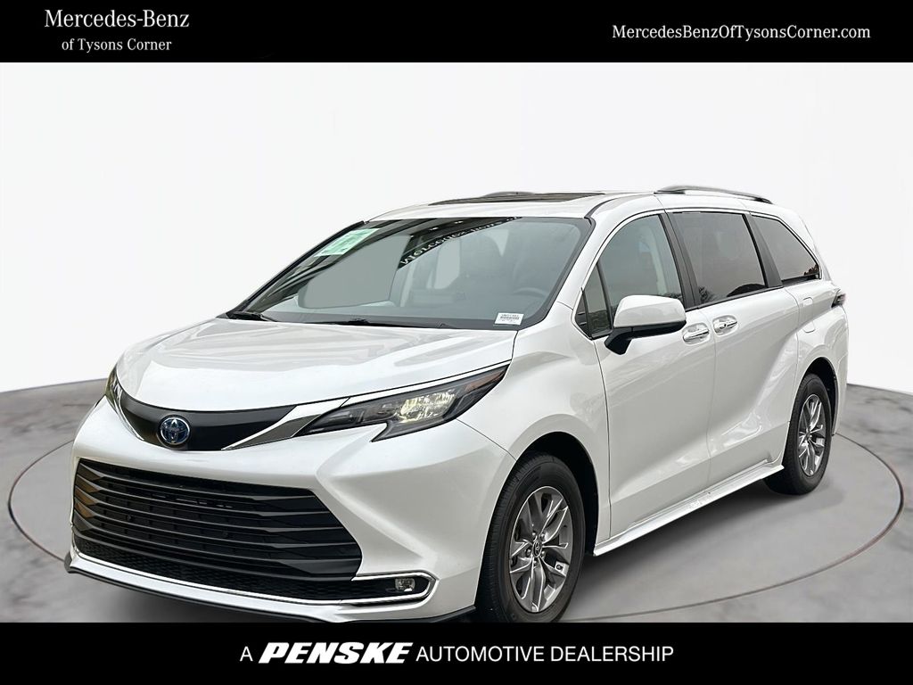 2024 Toyota Sienna XLE's photo