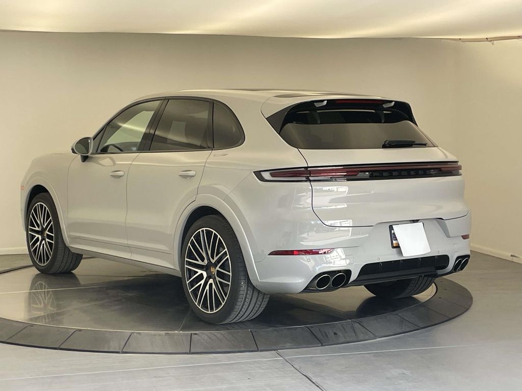 2024 Porsche Cayenne S photo 3