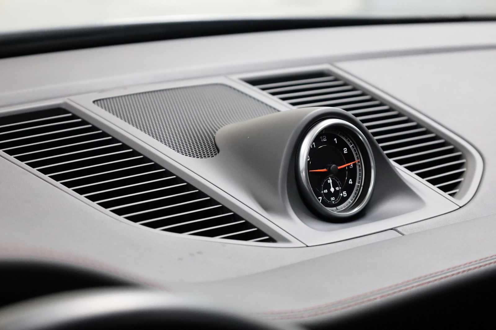2021 Porsche Macan Base photo 18