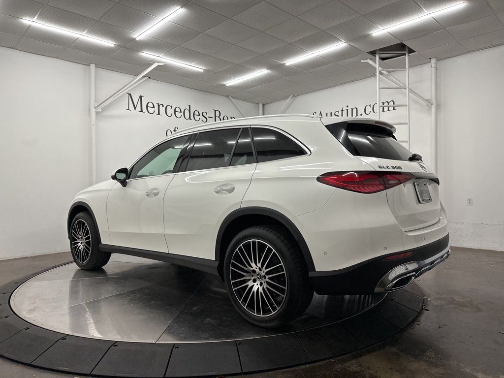 2025 Mercedes Benz GLC 300 photo 3