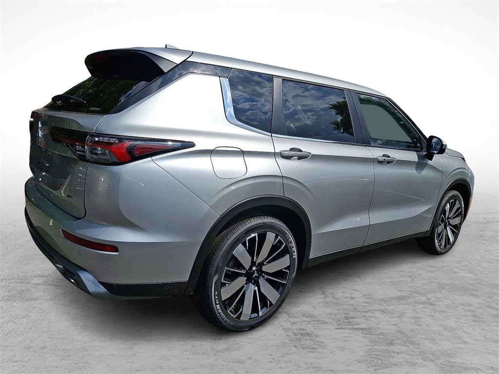 2025 Mitsubishi Outlander SE photo 3