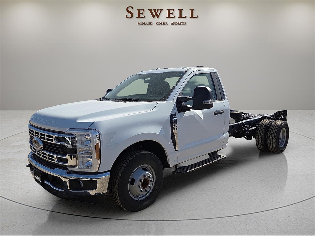2026 Ford F-350 Super Duty Chassis Cab XLT