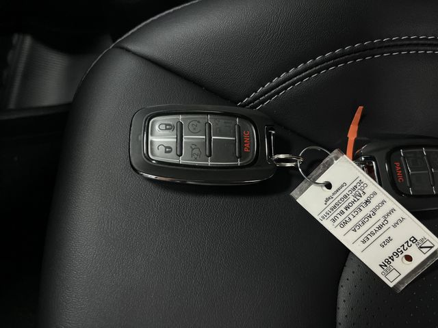 2025 Chrysler Pacifica photo 25