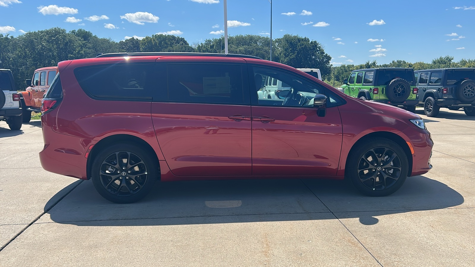 2026 Chrysler Pacifica Limited photo 2