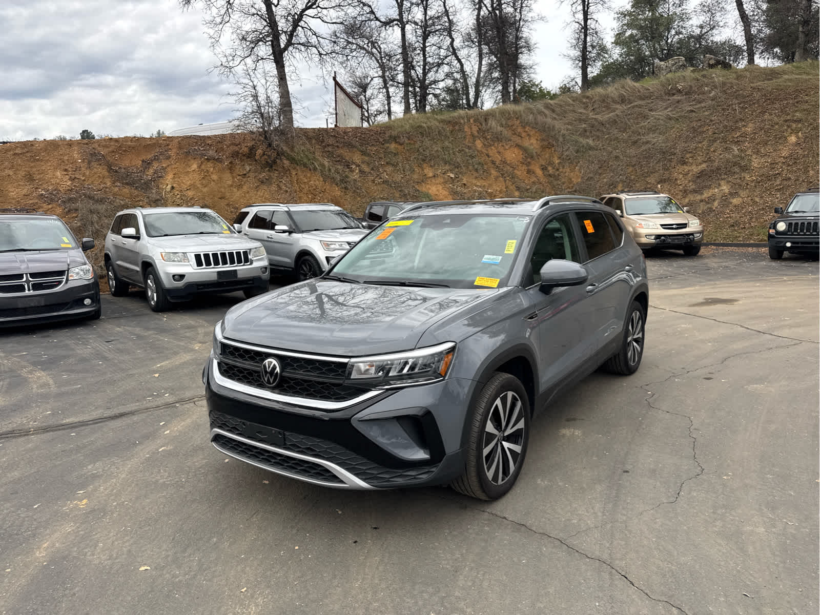 2023 Volkswagen Taos SE's photo