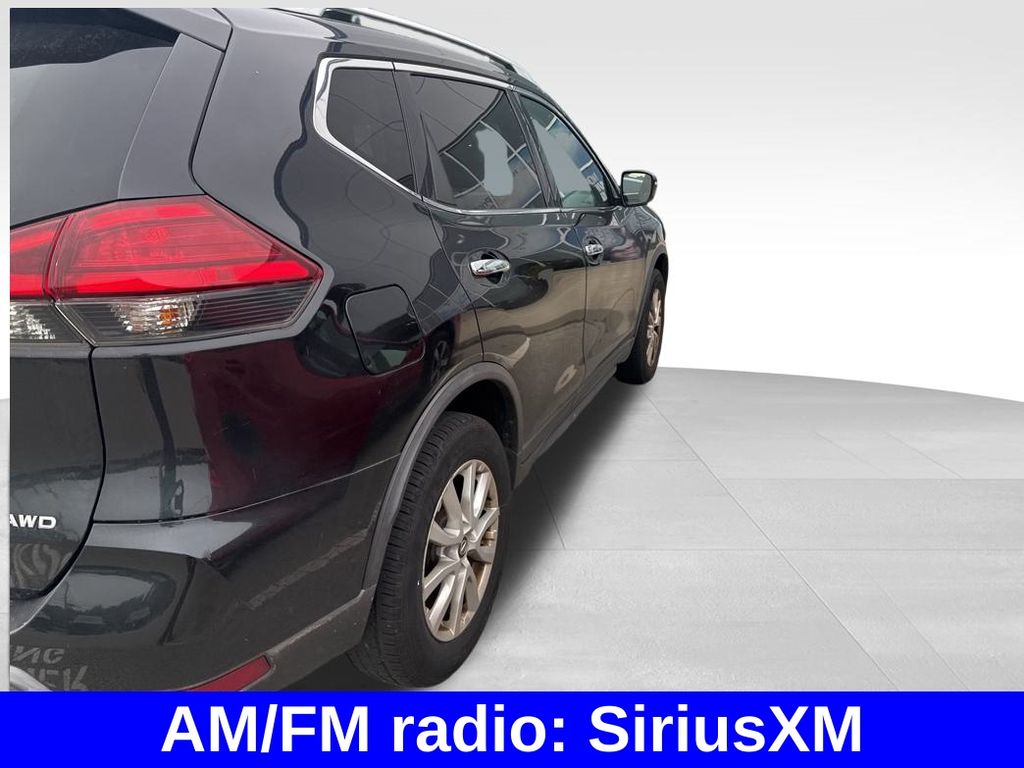 2017 Nissan Rogue SV photo 3