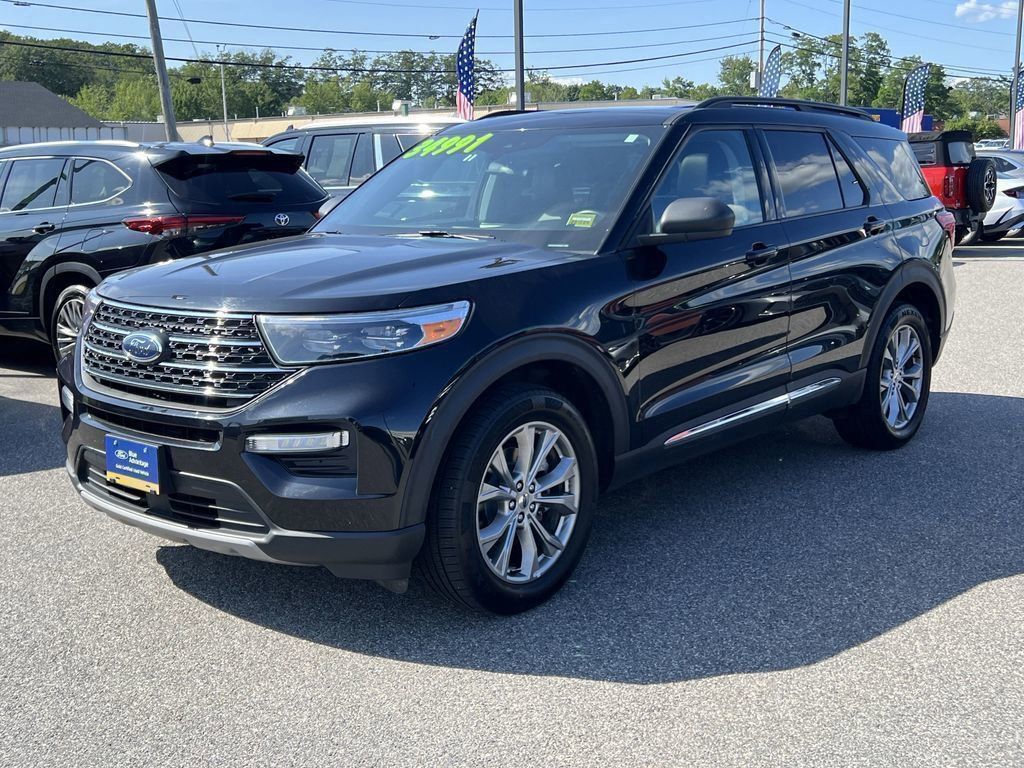 2023 Ford Explorer XLT photo 2