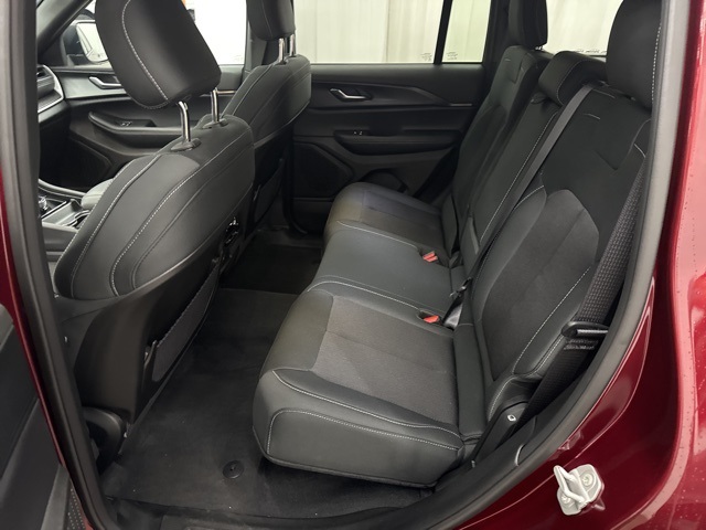 2025 Jeep Grand Cherokee Laredo Altitude photo 4