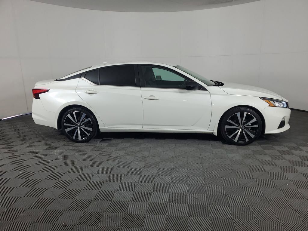 Used 2021 White Nissan 2.5 SR image 3