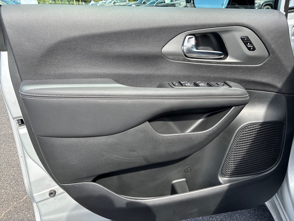 2026 Chrysler Pacifica photo 9