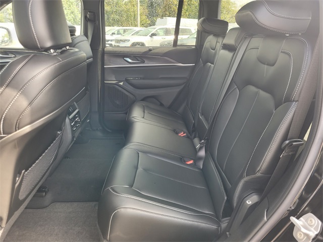 2025 Jeep Grand Cherokee Limited photo 4