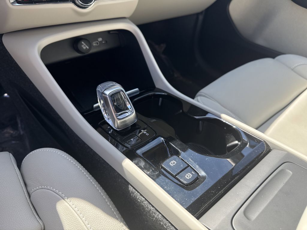 2025 Volvo XC40 Plus photo 24