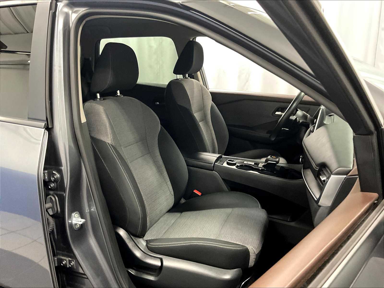 2023 Nissan Rogue SV photo 11