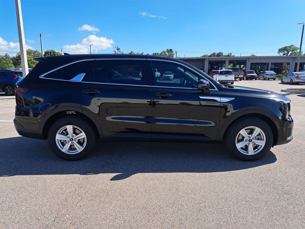 2026 Kia Sorento LX photo 4