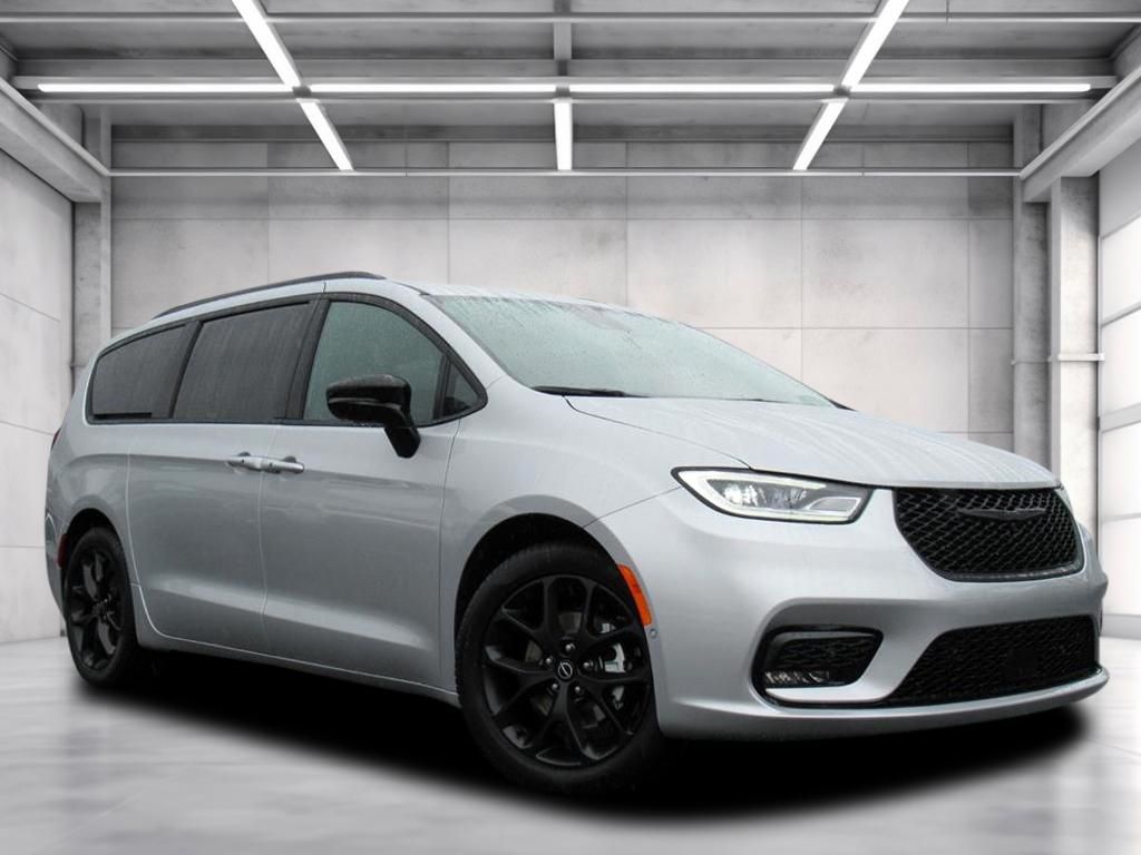 2026 Chrysler Pacifica Select's photo