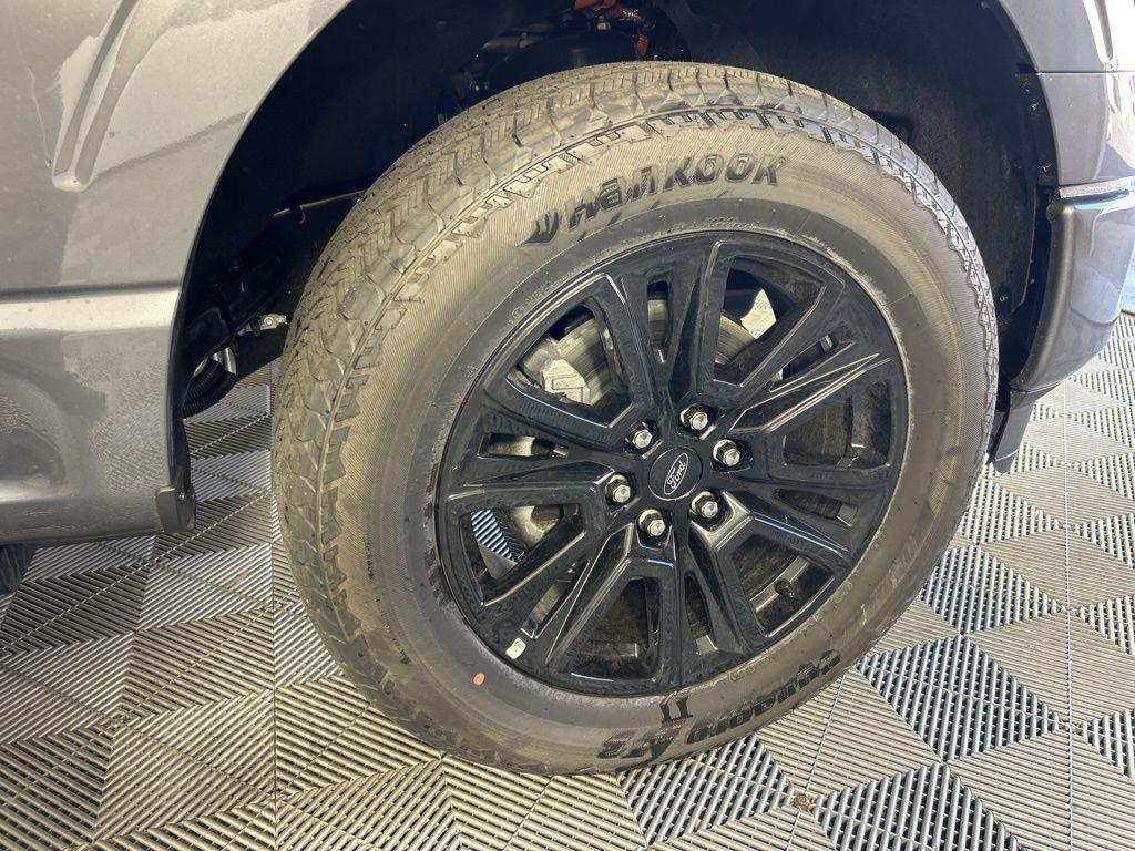2025 Ford F-150 Platinum photo 4
