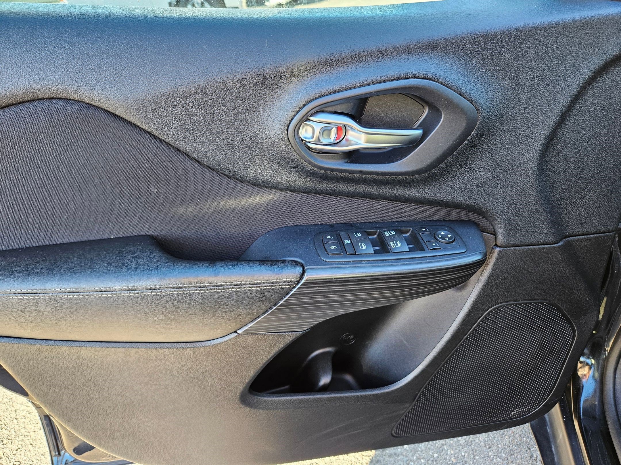 2016 Jeep Cherokee Latitude photo 11