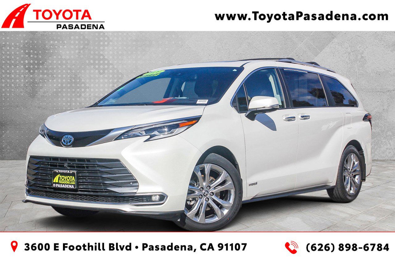 2021 Toyota Sienna Platinum's photo