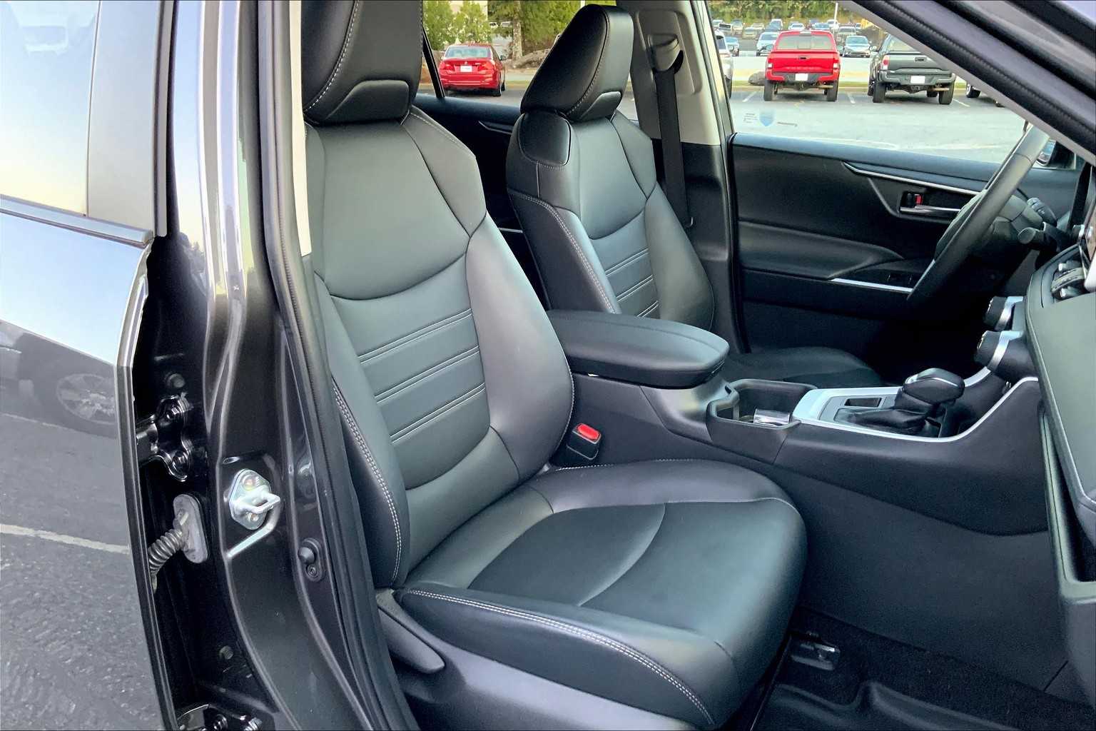 2024 Toyota RAV4 XLE Premium photo 5