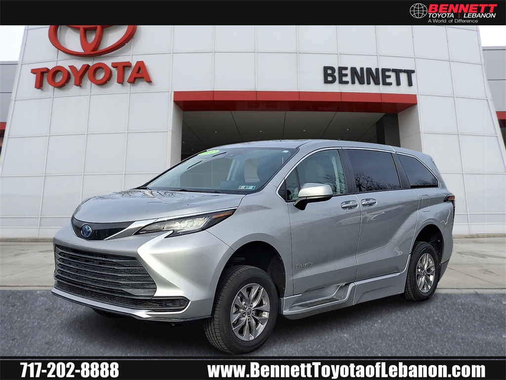 2022 Toyota Sienna LE's photo