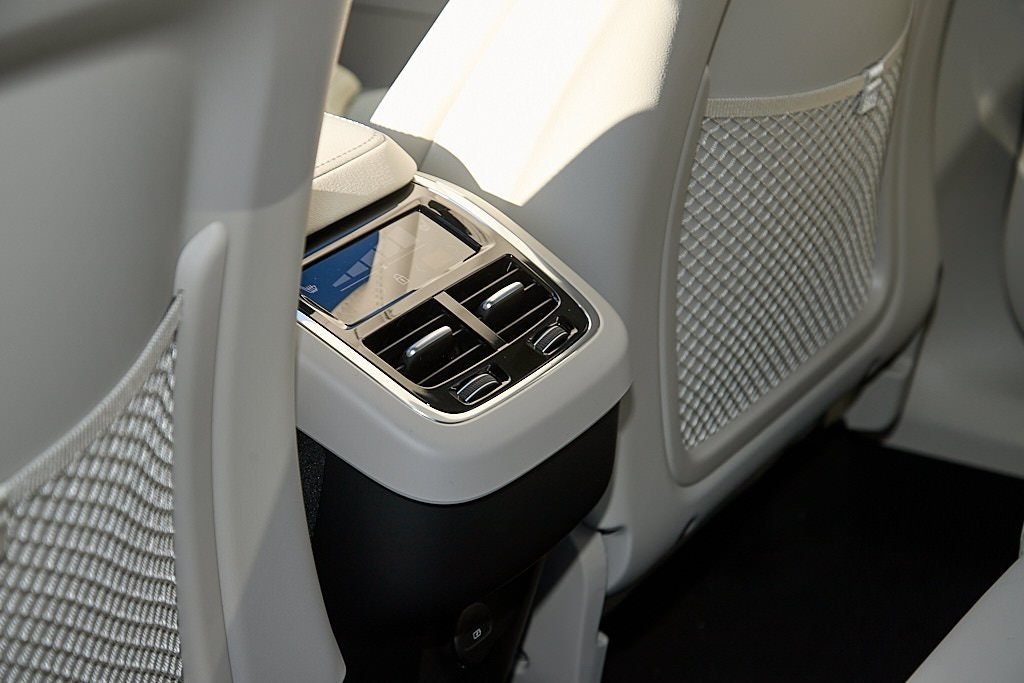 2026 VOLVO XC60 - Image 19