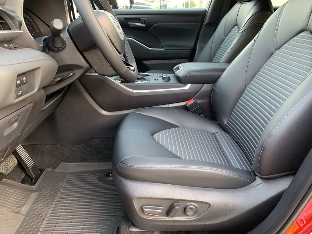 2025 Toyota Highlander XSE photo 6