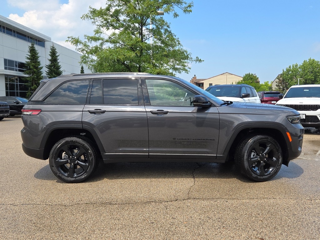 2025 Jeep Grand Cherokee Laredo photo 6