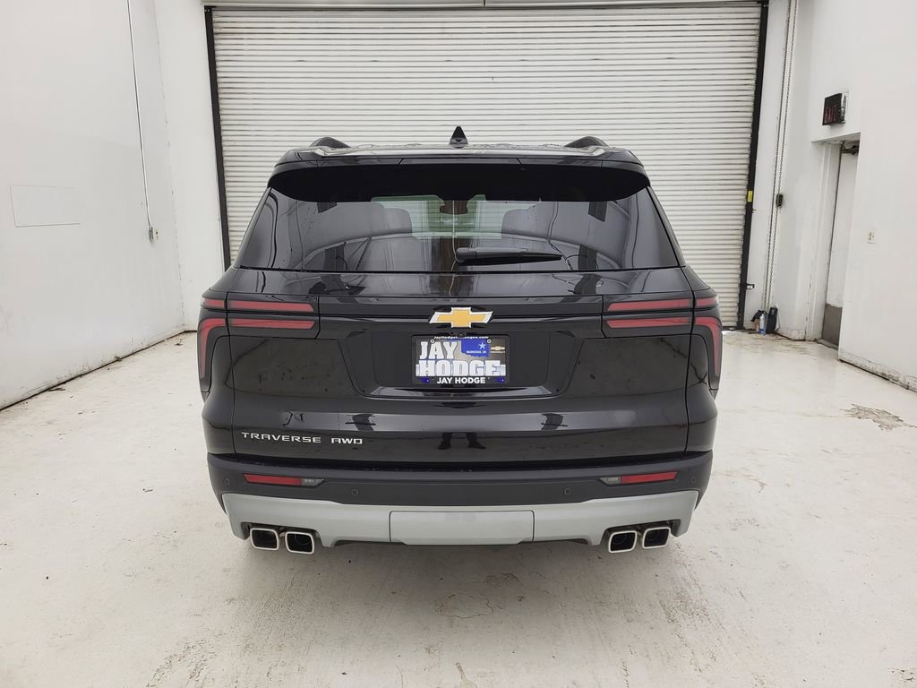 2025 Chevrolet Traverse photo 3