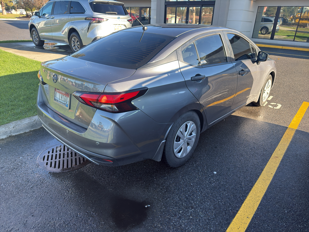 2022 Nissan Versa S photo 2