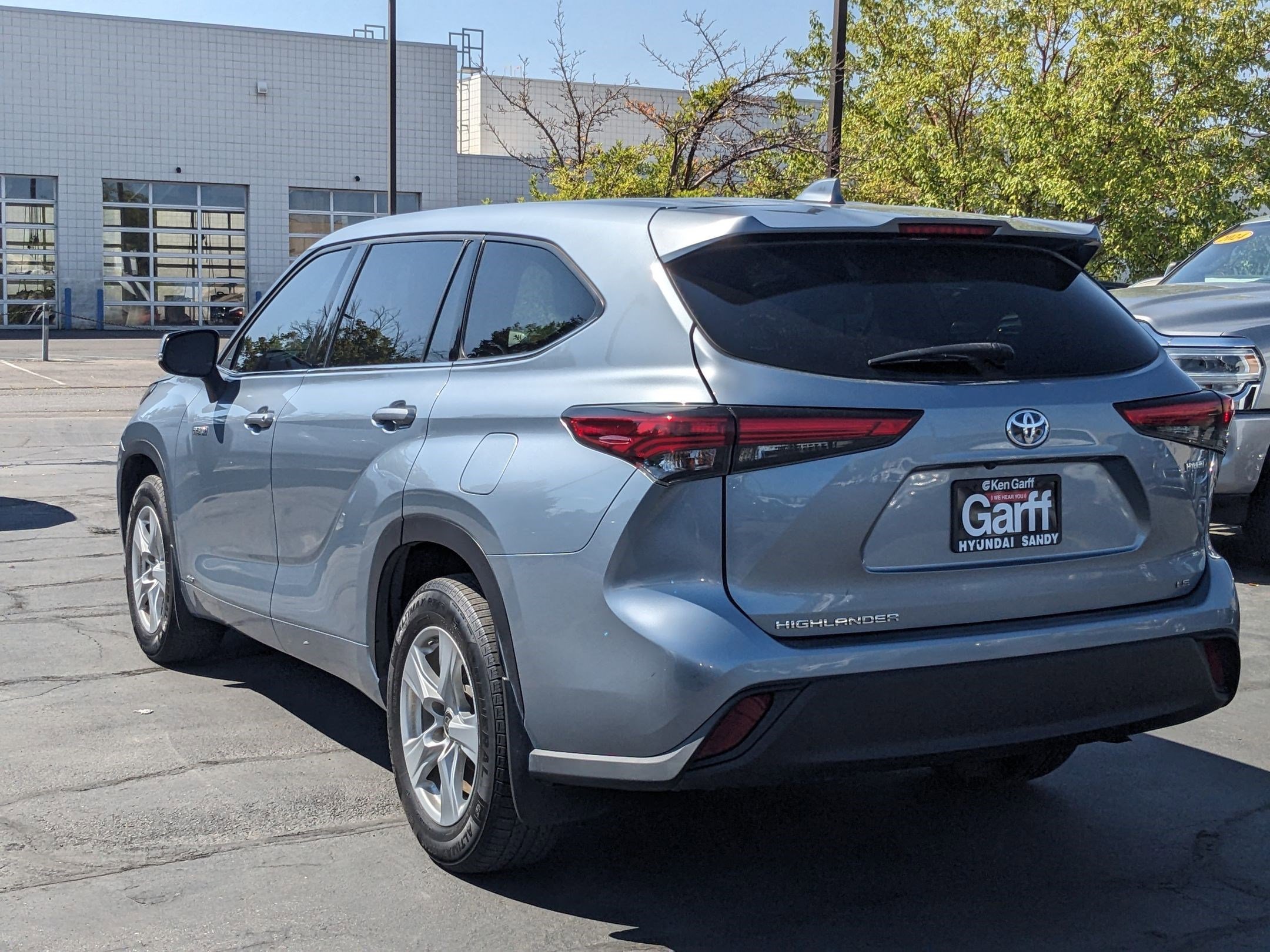2021 Toyota Highlander Hybrid LE photo 5