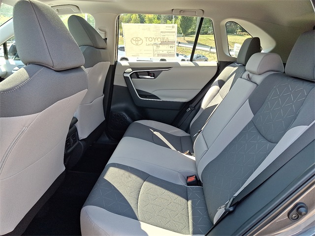 2025 Toyota RAV4 XLE photo 8