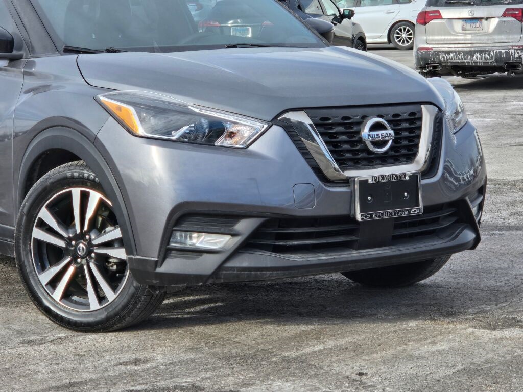 2020 Nissan Kicks SR photo 2