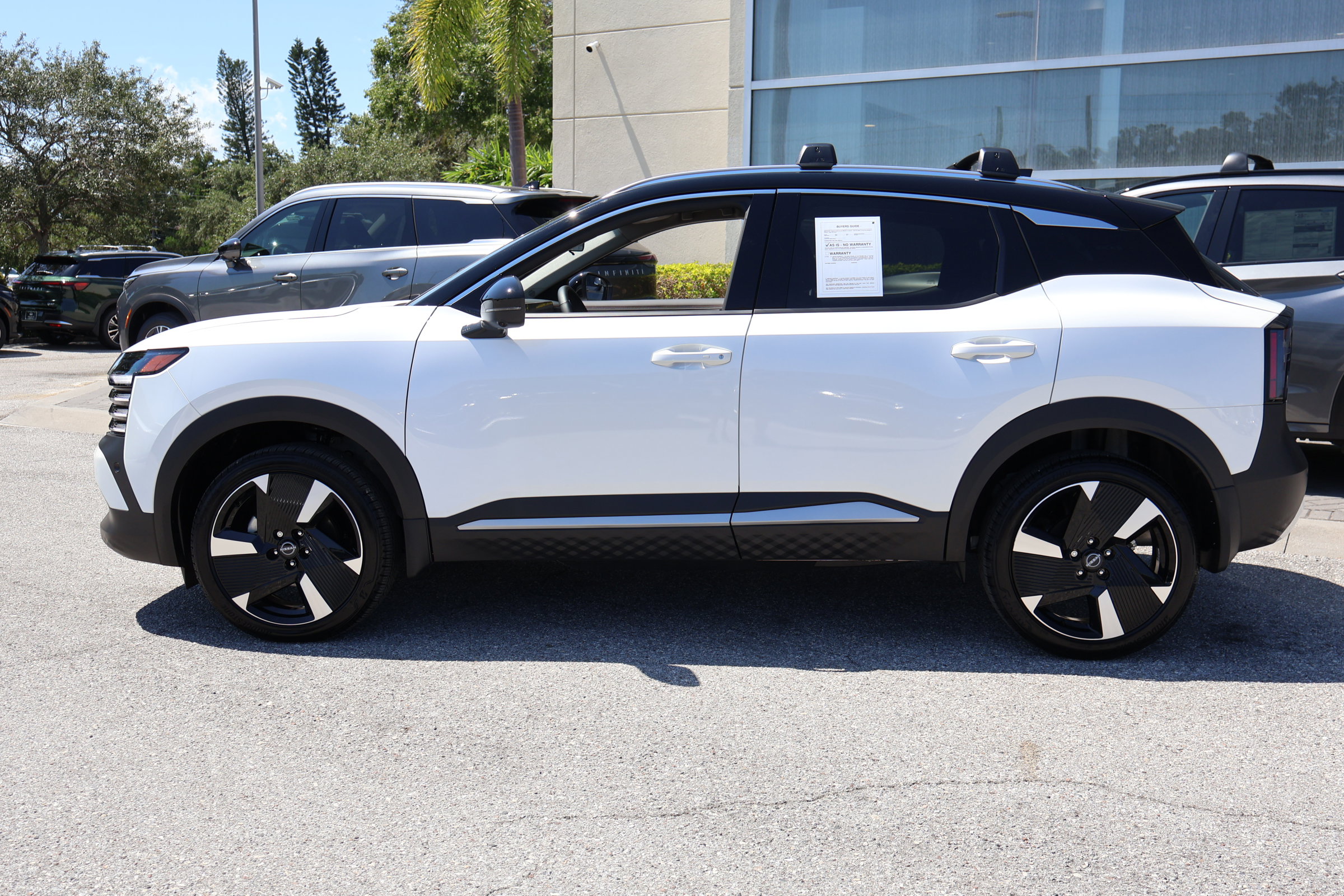 2025 Nissan Kicks SR photo 3