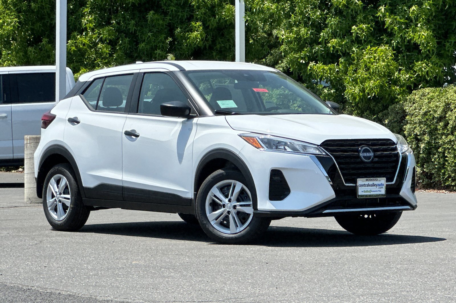 2025 Nissan Kicks Play S photo 2