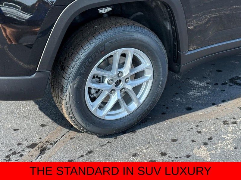 2025 Jeep Grand Cherokee Laredo X photo 3