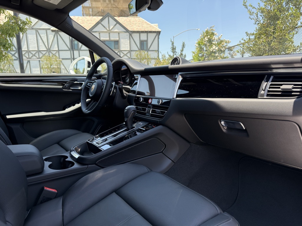 2025 Porsche Macan S photo 21