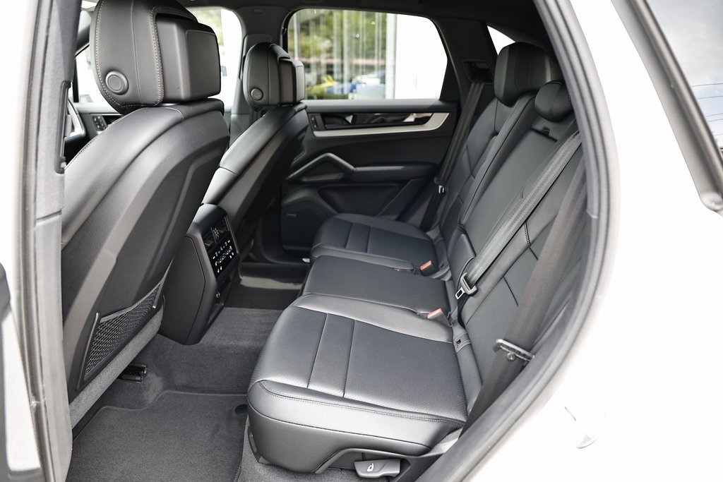 2025 Porsche Cayenne S E-Hybrid photo 28