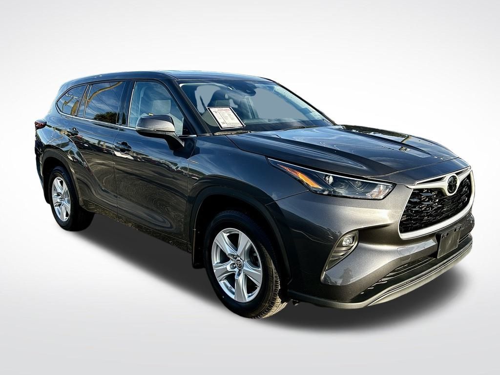 2022 Toyota Highlander LE photo 2