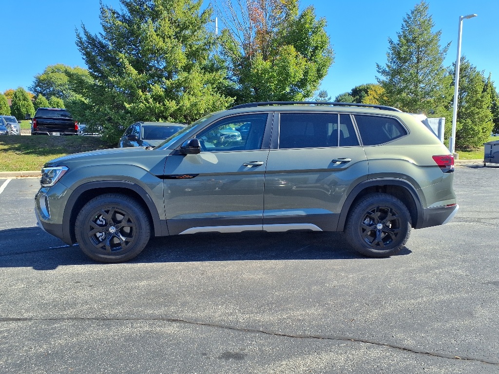 2025 Volkswagen Atlas Peak Edition SE photo 2