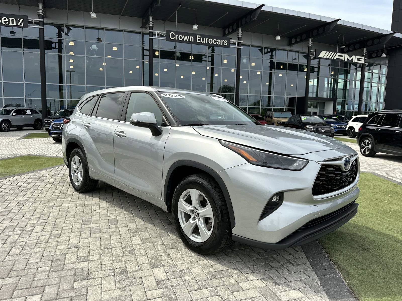2022 Toyota Highlander LE Hybrid photo 2