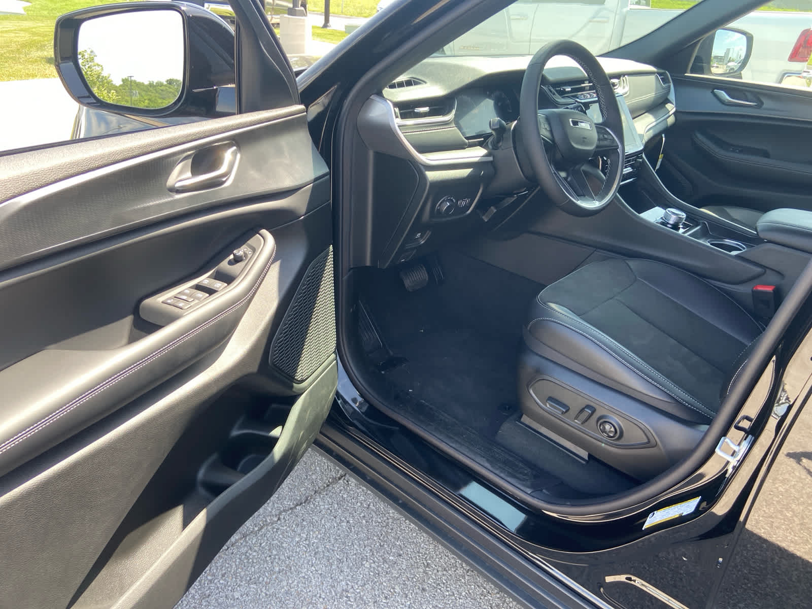 2025 Jeep Grand Cherokee Altitude photo 23
